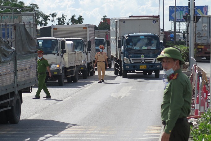 Chốt kiểm soát dịch Covid-9 trên quốc lộ 5, cửa ngõ vào thành phố Hải Phòng. Ảnh: Giang Chinh